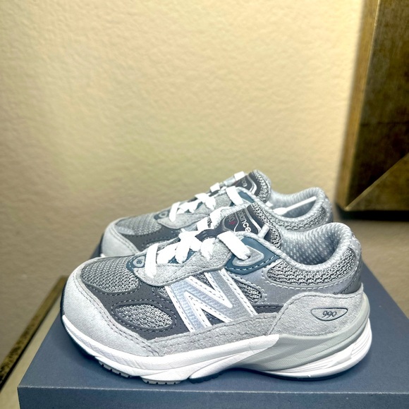 Kids New Balance Sneakers, 990v6, grey. Size 7med. - Picture 7 of 8